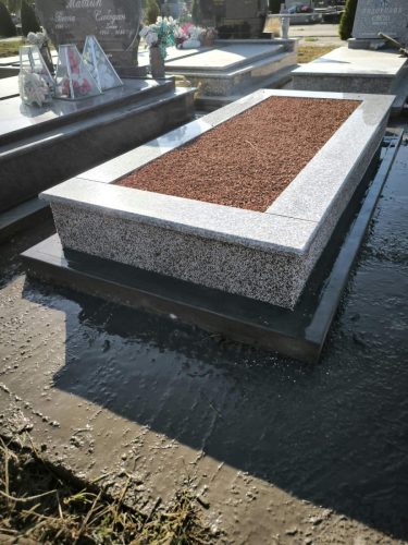 Izrada nadgrobnih spomenika za ljubimce na teritoriji cele Srbije.Posebno smo prisutni na teritoriji Beograda, Stare Pazove, Nove Pazove, Ugrinovaca, Inđije, Surčina, Dobanovaca i Šimanovaca, kao i u ostalim mestima širom Srbije.Garantujemo kvalitetnu izradu, dugotrajne materijale i povoljne cene, uz profesionalan pristup i pažnju posvećenu svakom detalju.